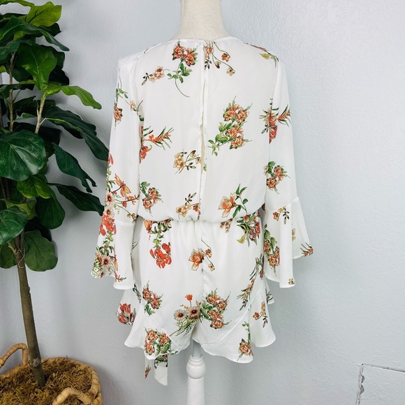 NWOT White Daisy Floral Print Chiffon Bell Sleeve Short Ruffle Romper - Picture 6 of 8